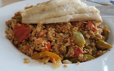 Fisch mit Rührei und Gemüse